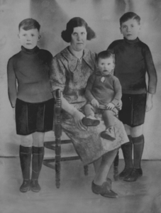 875774 Portret van Mina Geesink-van den Berg (Kroonhof 25) in Wijk C te Utrecht, met haar drie kinderen Barend (links), ...